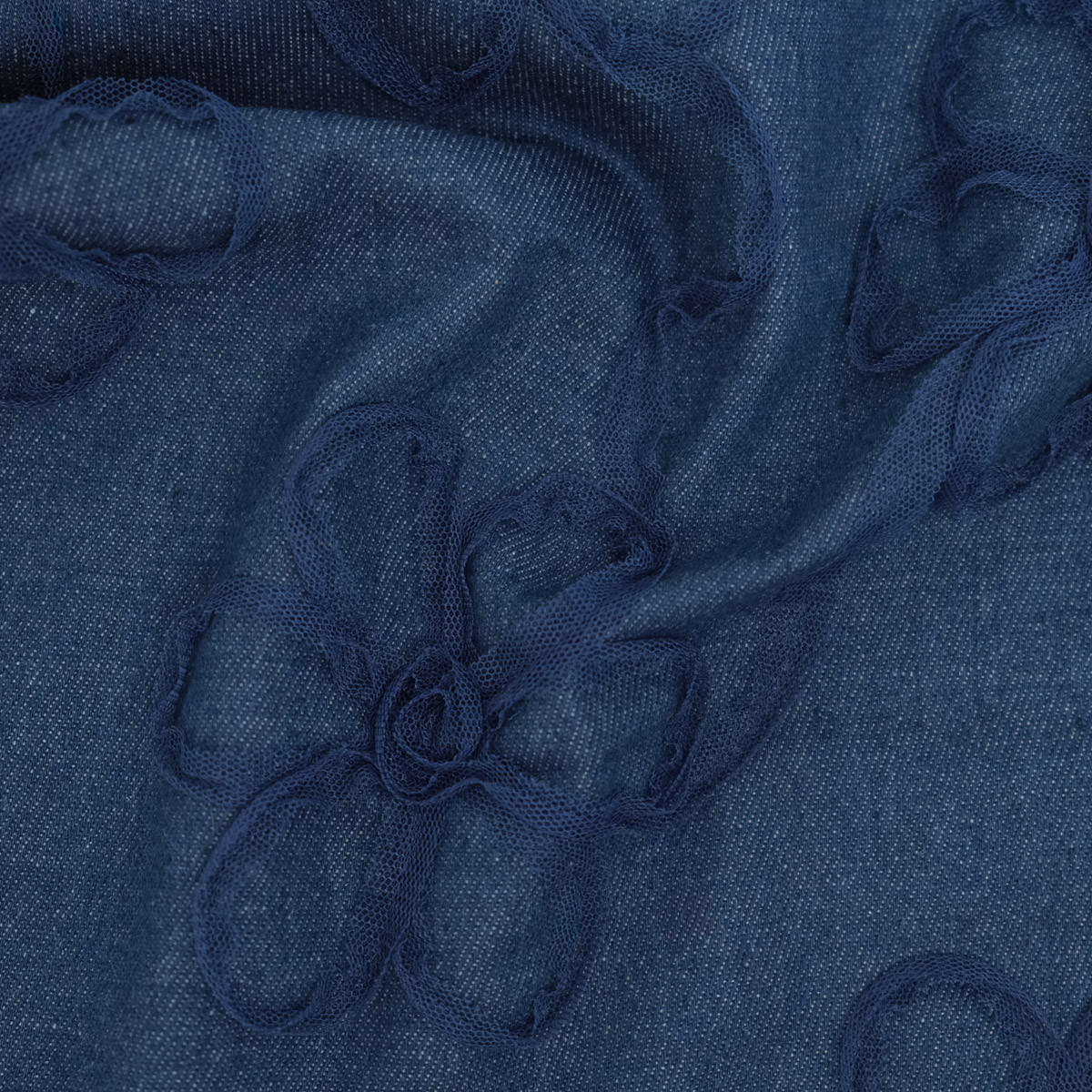 Jeans mit Suzon-Stickerei aus Tüll in Mittelblau – Maison Klem